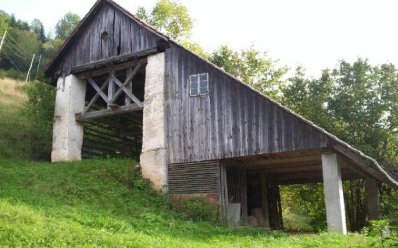 Cottage and Hayrack barn in Irdrija